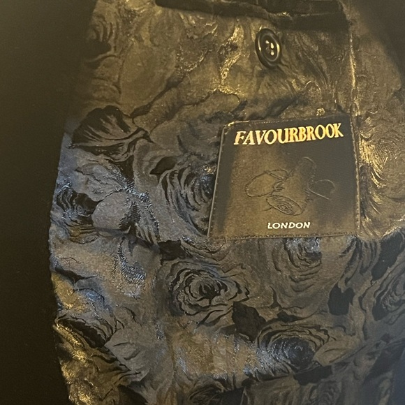 FAVOURBROOK LONDON Make An Offer Velvet Blazer. The velvet is amazingly thick. - Picture 5 of 7